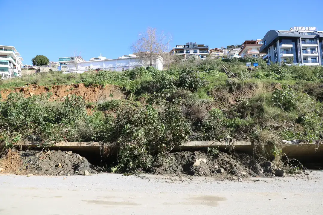 Alanya'da Toprak Kayması Anı Görüntülendi 7